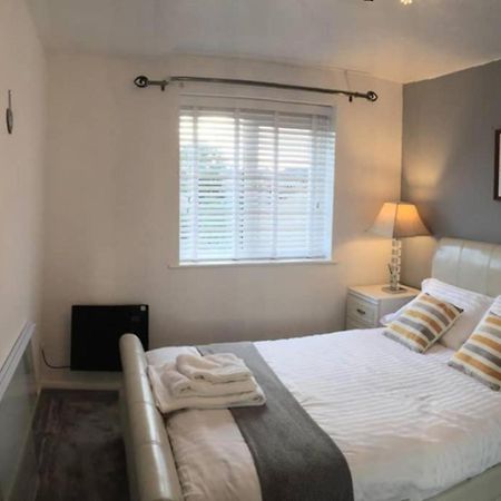 2-Bed Sleeps 4 Comfy For Contractors With Free Parking In Crawley Near Gatwick Manor Royal Refurbished公寓 外观 照片
