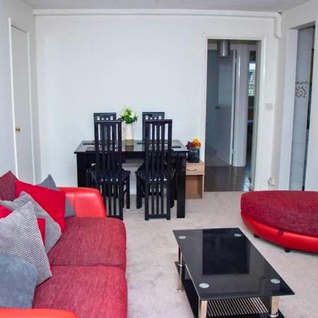 2-Bed Sleeps 4 Comfy For Contractors With Free Parking In Crawley Near Gatwick Manor Royal Refurbished公寓 外观 照片