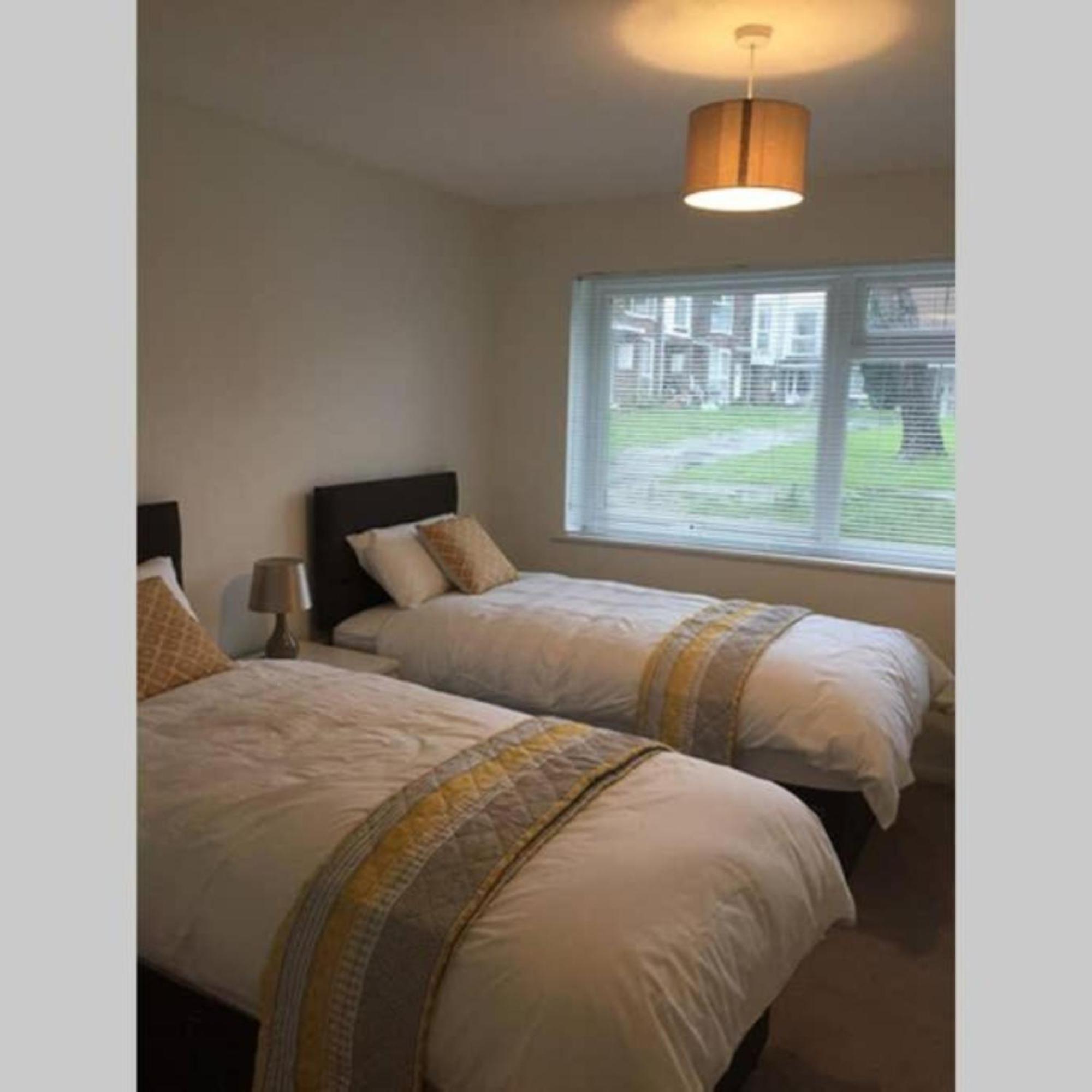2-Bed Sleeps 4 Comfy For Contractors With Free Parking In Crawley Near Gatwick Manor Royal Refurbished公寓 外观 照片