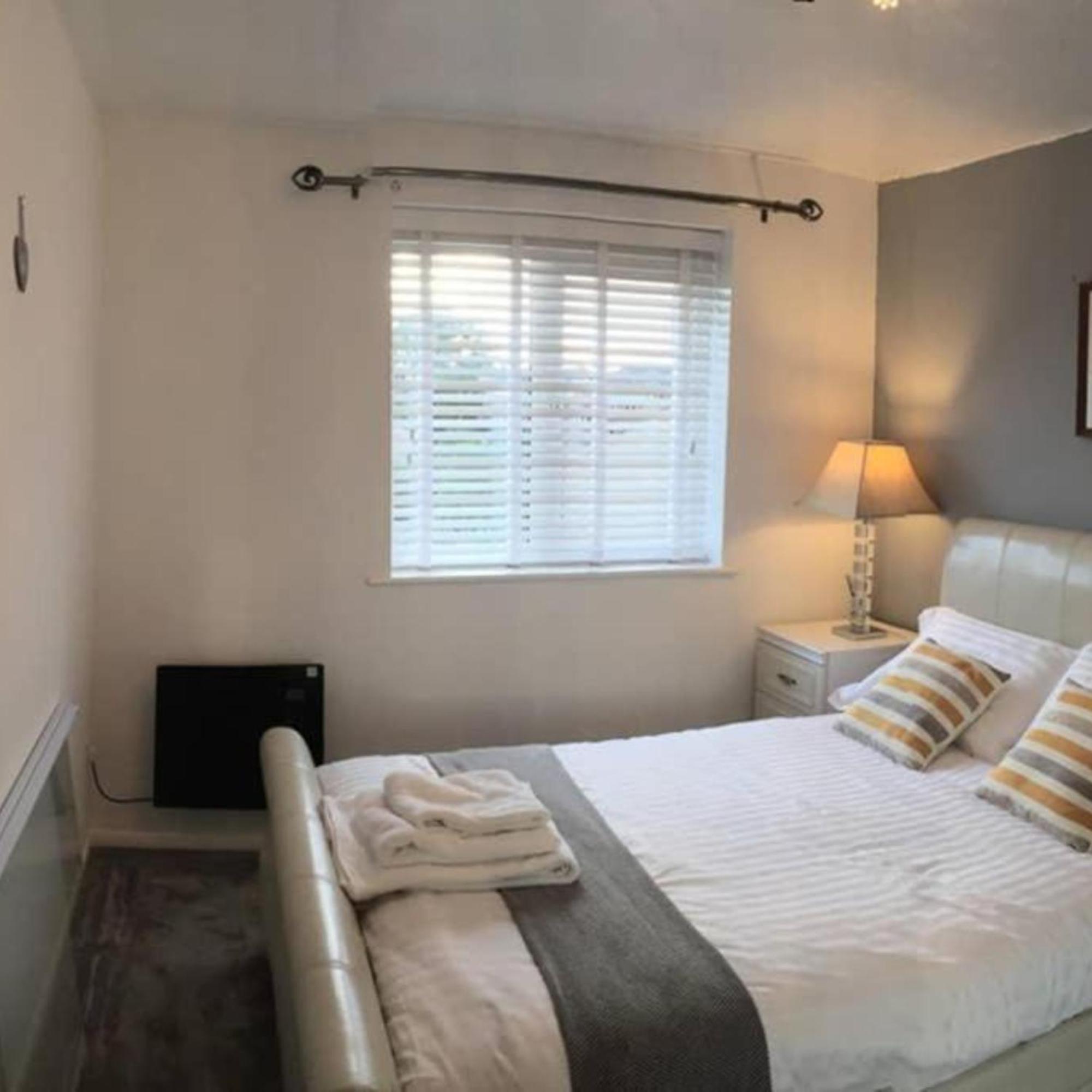 2-Bed Sleeps 4 Comfy For Contractors With Free Parking In Crawley Near Gatwick Manor Royal Refurbished公寓 外观 照片