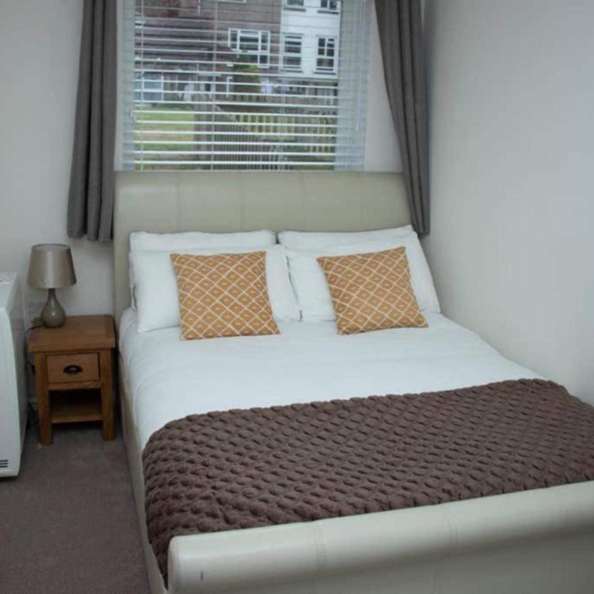 2-Bed Sleeps 4 Comfy For Contractors With Free Parking In Crawley Near Gatwick Manor Royal Refurbished公寓 外观 照片