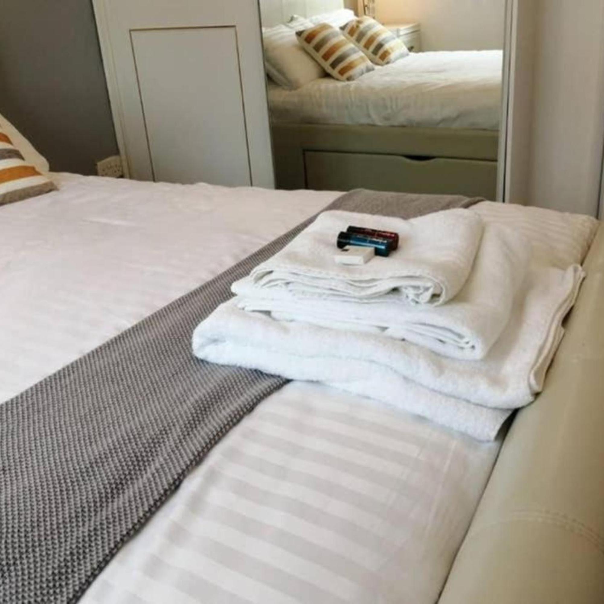 2-Bed Sleeps 4 Comfy For Contractors With Free Parking In Crawley Near Gatwick Manor Royal Refurbished公寓 外观 照片