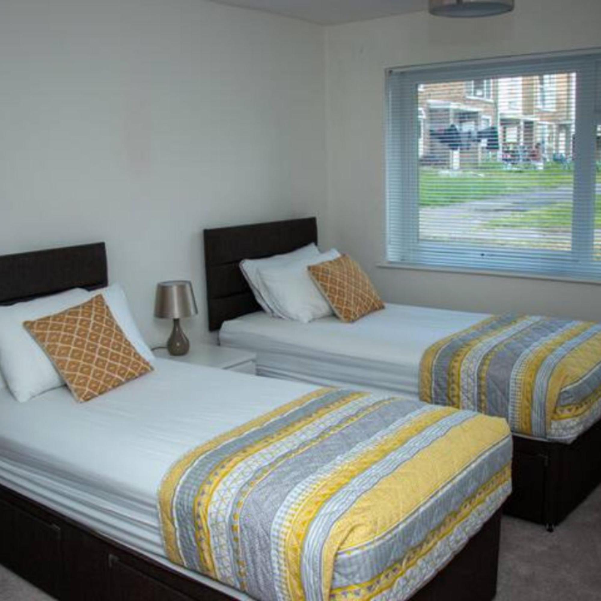 2-Bed Sleeps 4 Comfy For Contractors With Free Parking In Crawley Near Gatwick Manor Royal Refurbished公寓 外观 照片