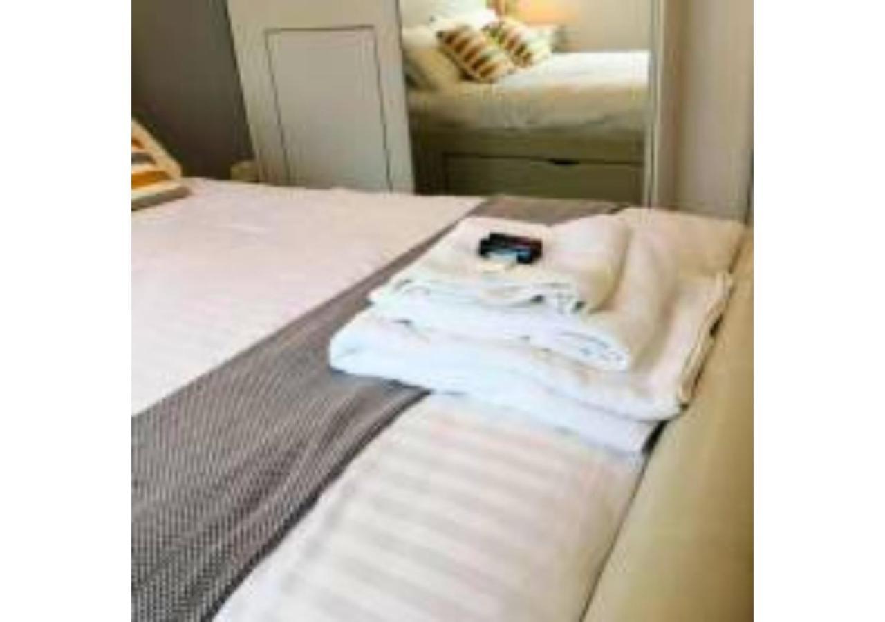 2-Bed Sleeps 4 Comfy For Contractors With Free Parking In Crawley Near Gatwick Manor Royal Refurbished公寓 外观 照片