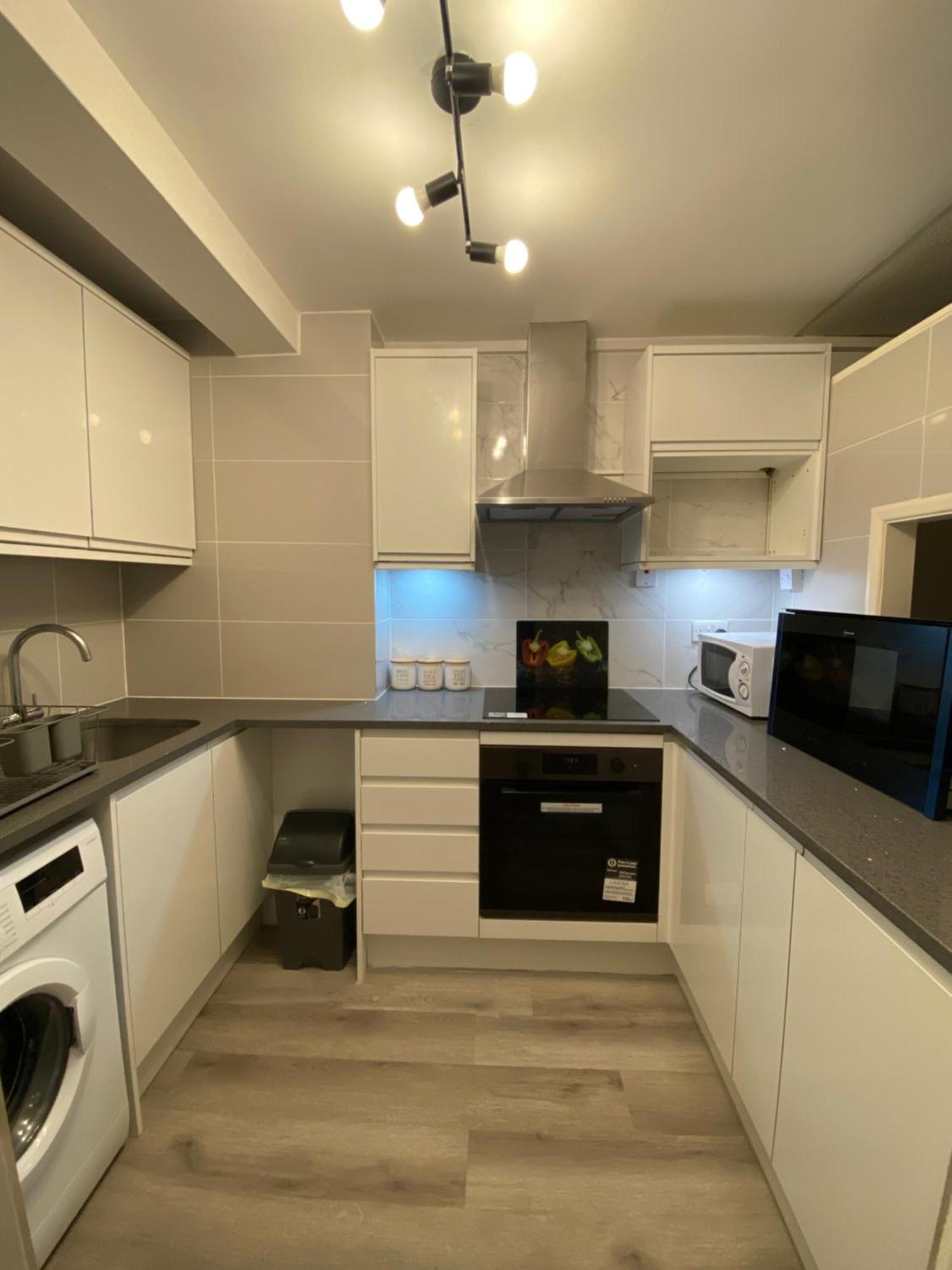 2-Bed Sleeps 4 Comfy For Contractors With Free Parking In Crawley Near Gatwick Manor Royal Refurbished公寓 外观 照片
