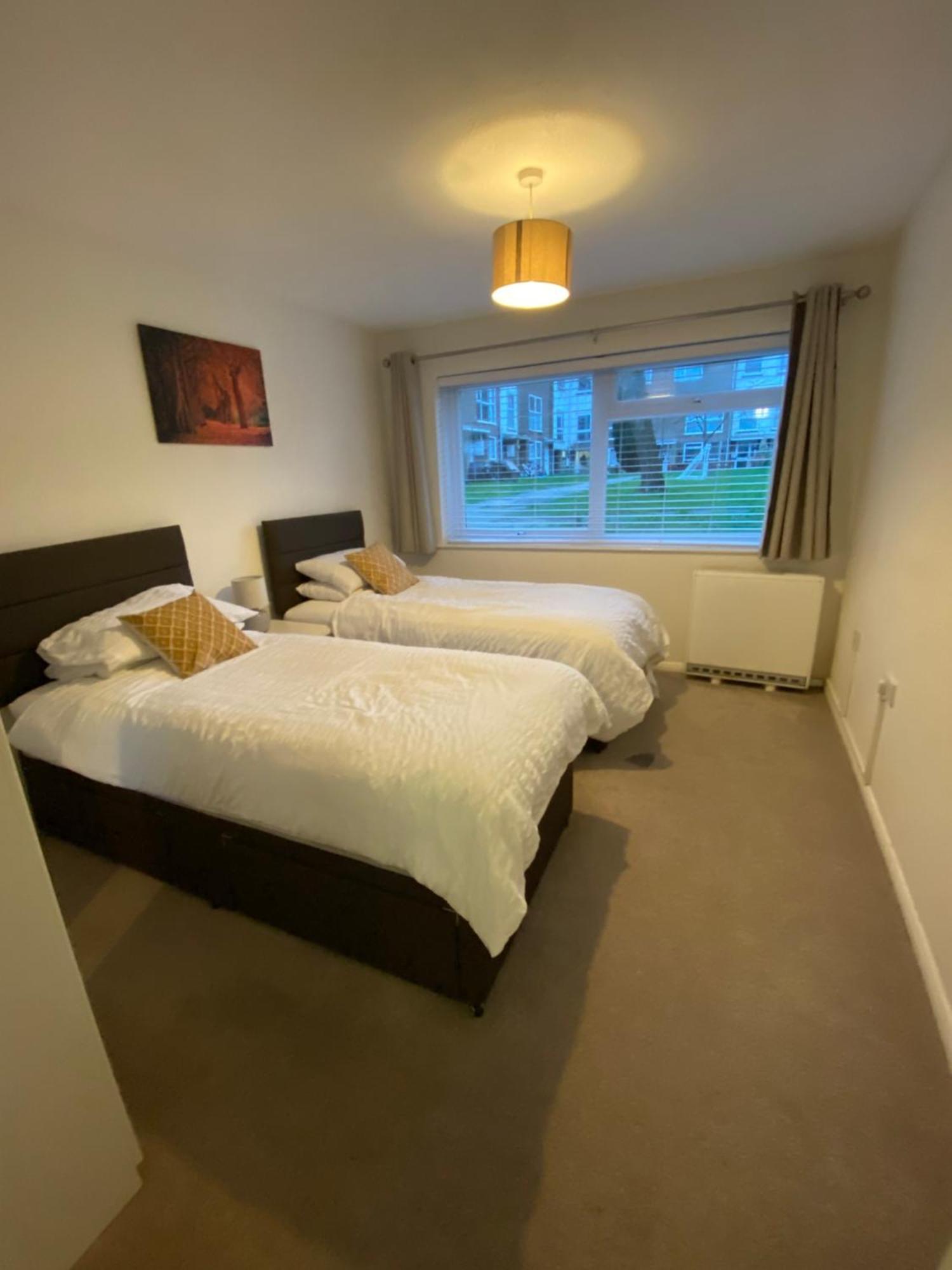 2-Bed Sleeps 4 Comfy For Contractors With Free Parking In Crawley Near Gatwick Manor Royal Refurbished公寓 外观 照片