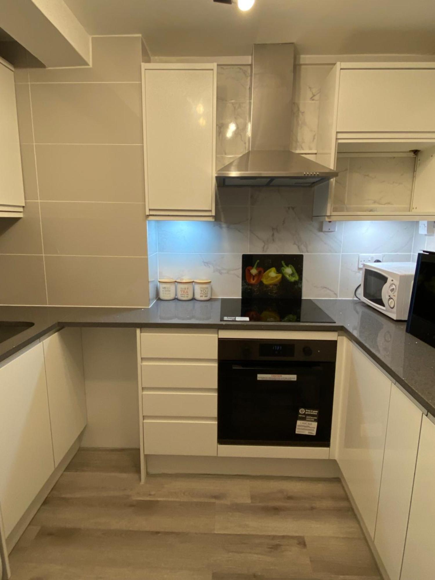 2-Bed Sleeps 4 Comfy For Contractors With Free Parking In Crawley Near Gatwick Manor Royal Refurbished公寓 外观 照片