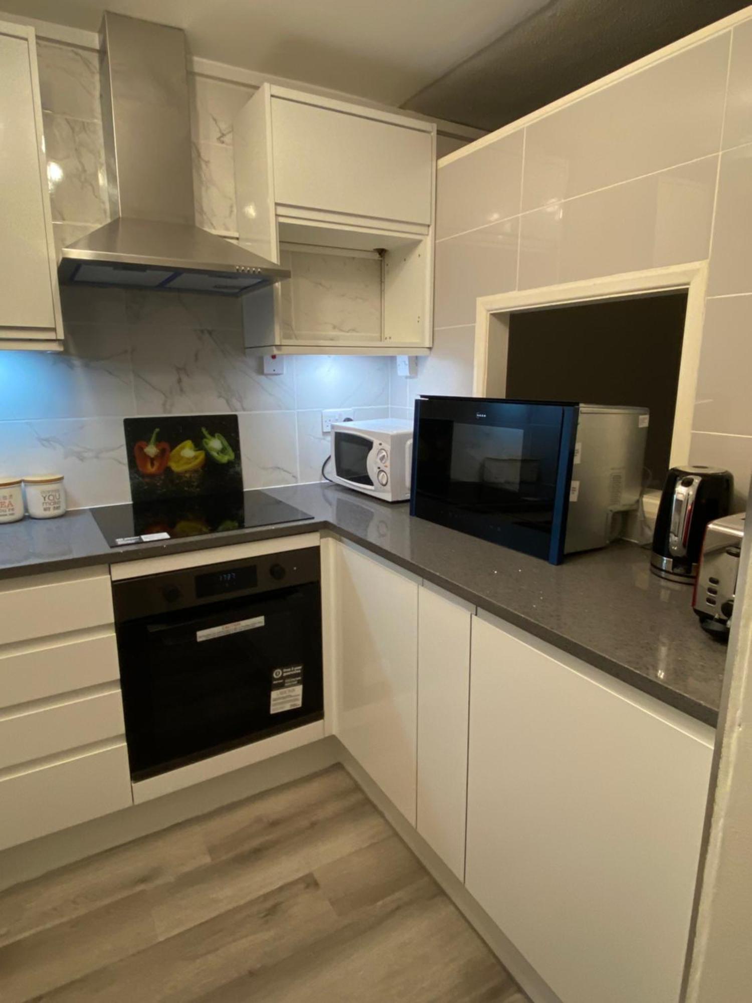2-Bed Sleeps 4 Comfy For Contractors With Free Parking In Crawley Near Gatwick Manor Royal Refurbished公寓 外观 照片