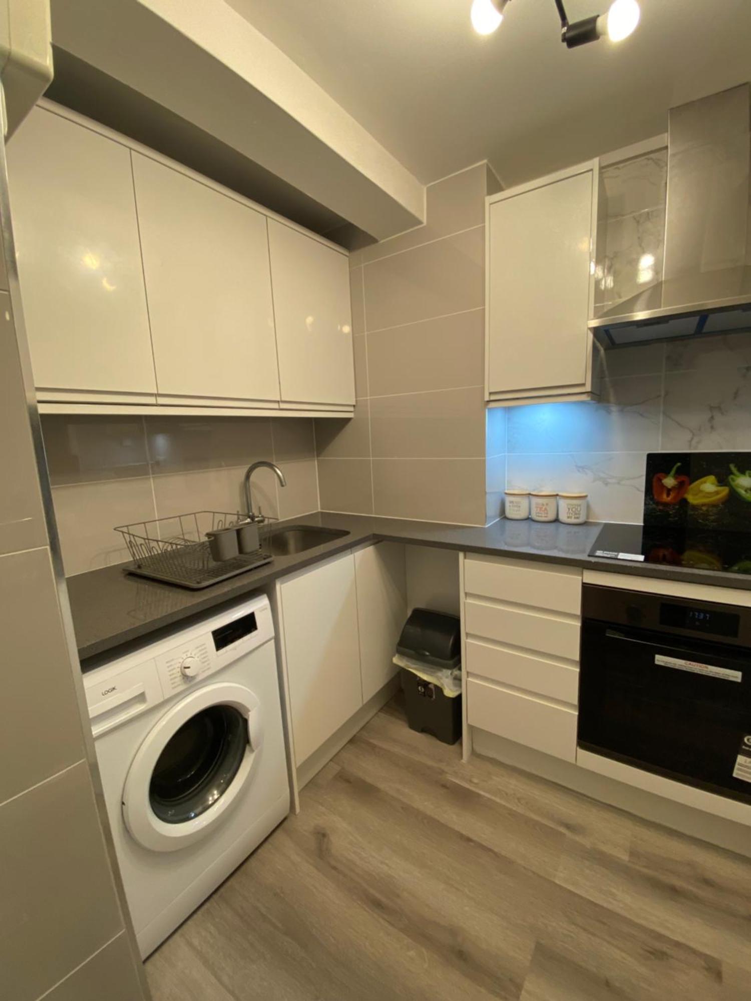 2-Bed Sleeps 4 Comfy For Contractors With Free Parking In Crawley Near Gatwick Manor Royal Refurbished公寓 外观 照片
