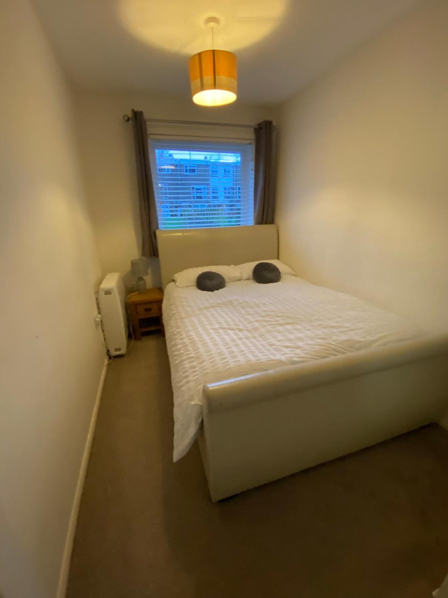 2-Bed Sleeps 4 Comfy For Contractors With Free Parking In Crawley Near Gatwick Manor Royal Refurbished公寓 外观 照片