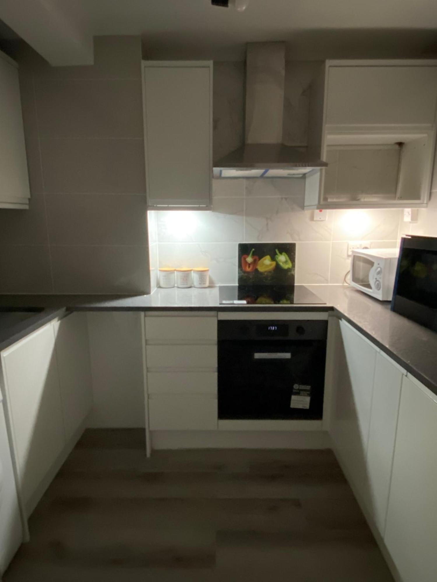 2-Bed Sleeps 4 Comfy For Contractors With Free Parking In Crawley Near Gatwick Manor Royal Refurbished公寓 外观 照片